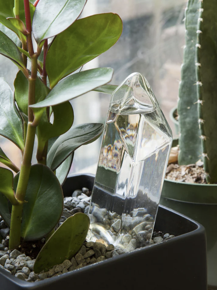 Crystal shaped water reservoir