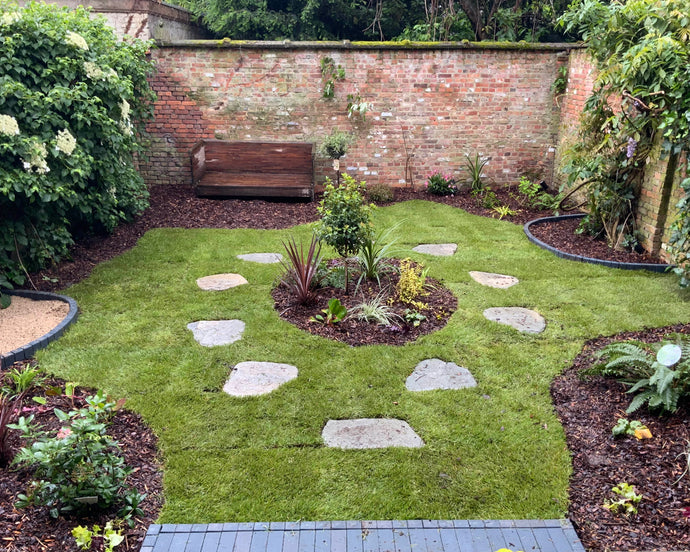 Schaduwtuin met stapstenen