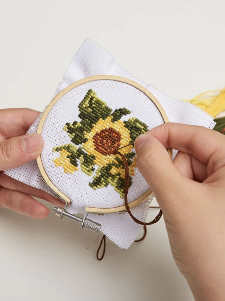 Mini embroidery kit - sunflower
